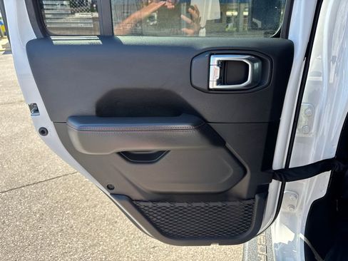 Used 2022 Jeep Gladiator Rubicon w/ LED Lighting Group AWD/4WD image 15