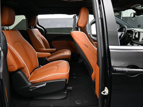 New 2026 Chrysler Pacifica Pinnacle image 39