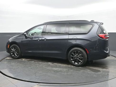Used 2021 Chrysler Pacifica Touring w/ Cold Weather Group image 3