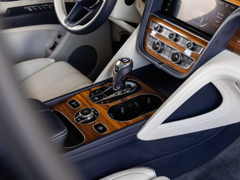 Used 2023 Bentley Bentayga AWD/4WD image 35