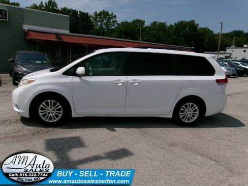 Used 2011 Toyota Sienna XLE FWD image 2