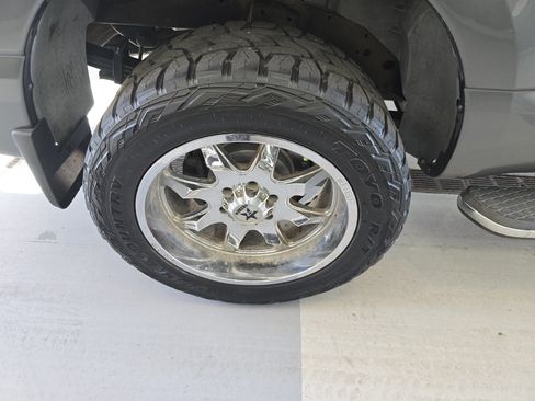 Used 2017 Nissan Titan SV RWD image 7