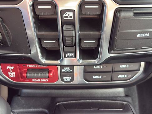 Used 2024 Jeep Gladiator Rubicon AWD/4WD image 37