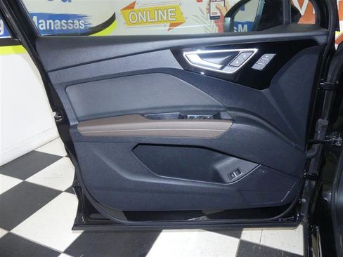 Used 2025 Audi Q4 e-tron Premium Plus w/ Premium Plus image 24