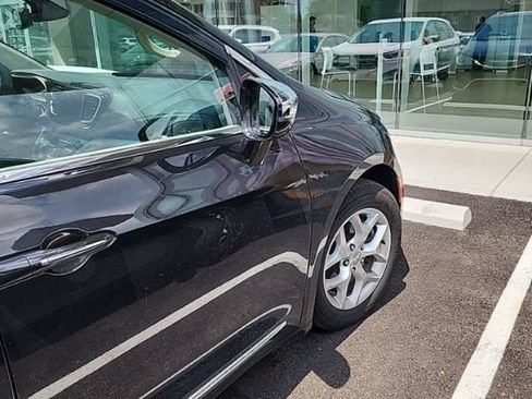 Used 2020 Chrysler Pacifica Limited FWD image 11