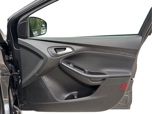 Used 2015 Ford Focus SE w/ SE Sport Package FWD image 29