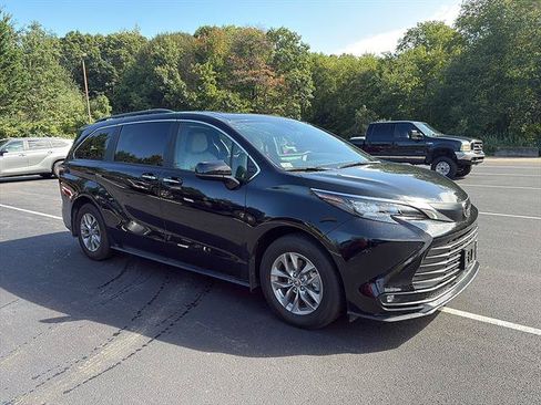 Used 2026 Toyota Sienna XLE AWD/4WD image 7