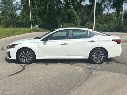 Used 2025 Nissan Altima 2.5 SV FWD image 2