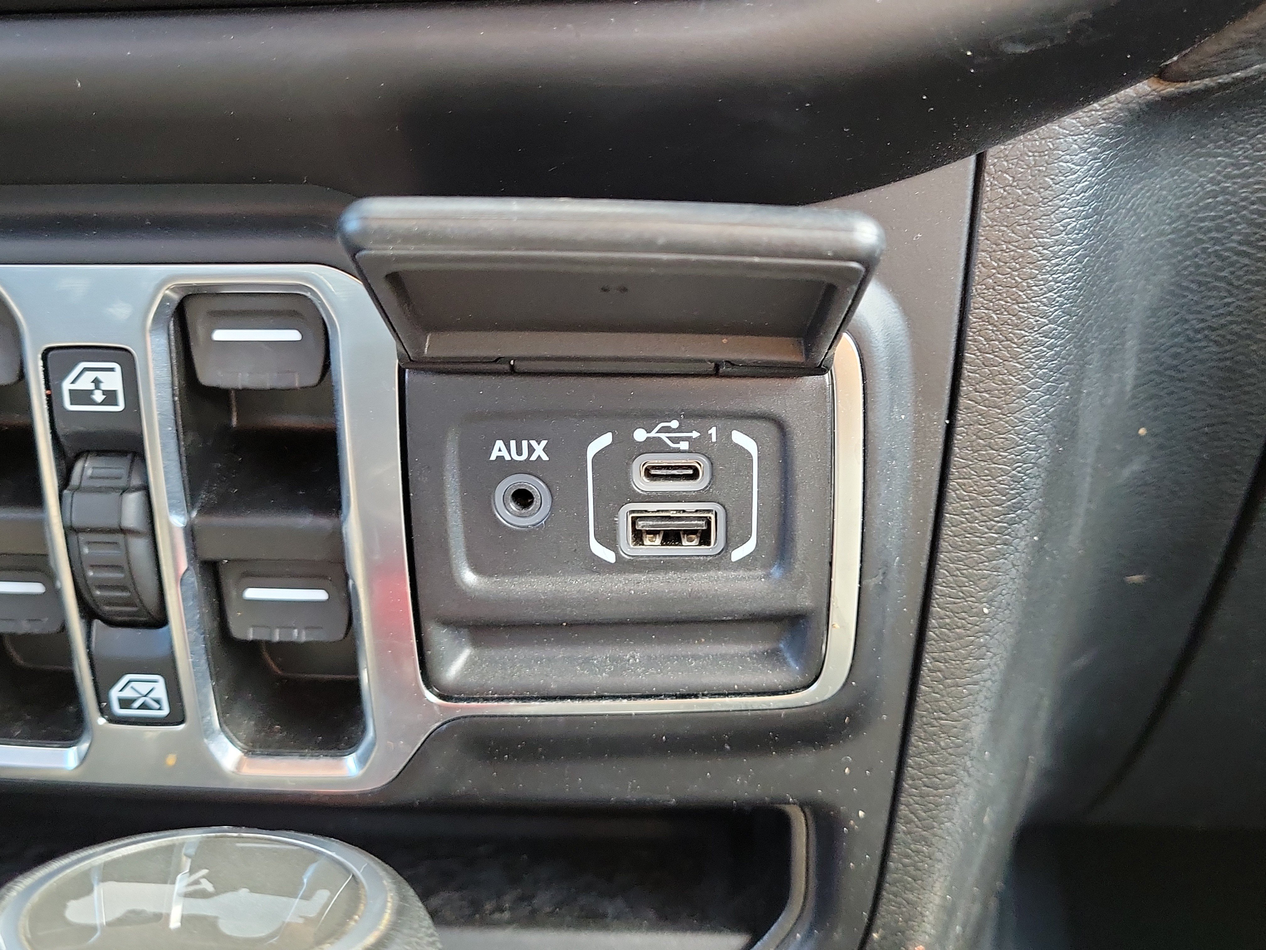 Used 2022 Jeep Wrangler Unlimited Sahara w/ Cold Weather Group AWD/4WD image 30