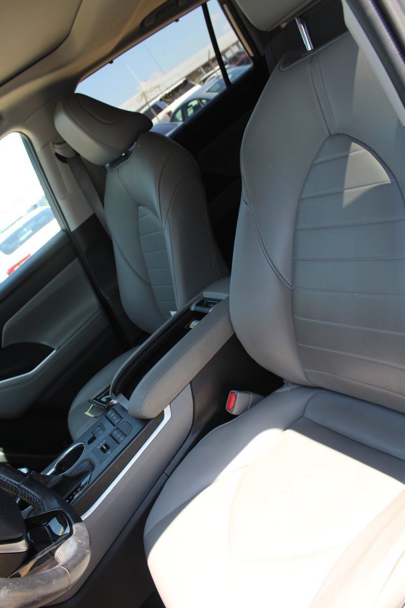Used 2020 Toyota Highlander XLE AWD/4WD image 14