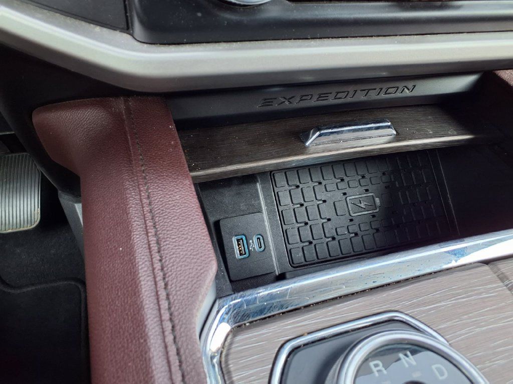 Used 2024 Ford Expedition Limited RWD image 7