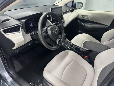 Used 2020 Toyota Corolla LE FWD image 2