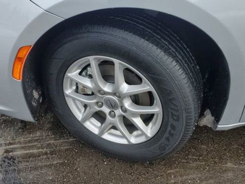 Certified 2024 Chrysler Pacifica Touring-L image 4