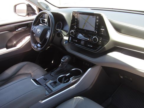 Used 2021 Toyota Highlander Limited AWD/4WD image 10