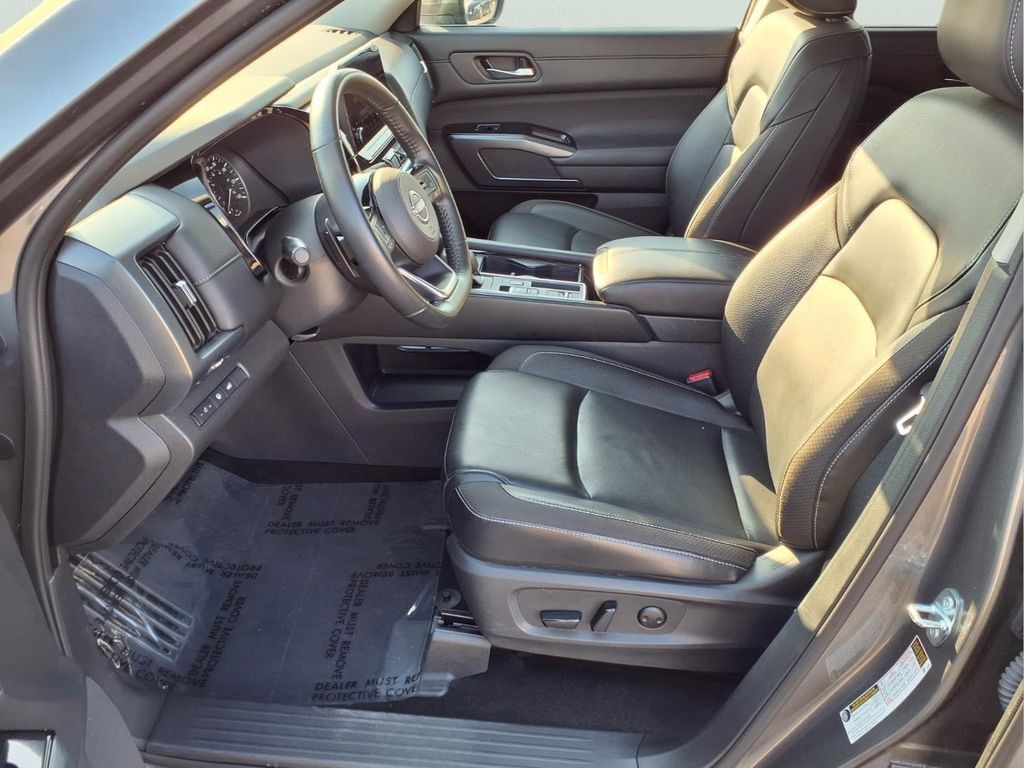 Used 2025 Nissan Pathfinder SL FWD image 22