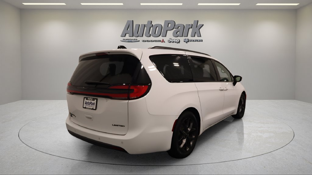 Certified 2025 Chrysler Pacifica Limited FWD image 7