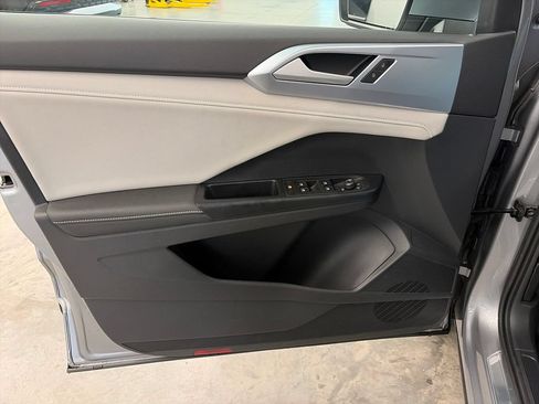 Used 2025 Volkswagen Taos SE w/ Panoramic Sunroof Package AWD/4WD image 21