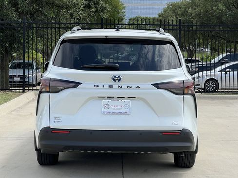Used 2025 Toyota Sienna XLE FWD image 4