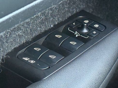 Used 2021 Volvo XC40 T4 R-Design w/ Advanced Package image 16