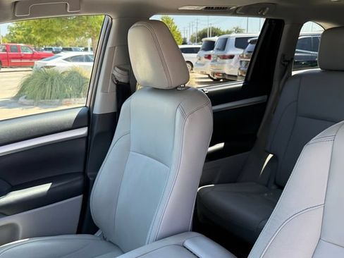 Used 2019 Toyota Highlander XLE AWD/4WD image 10