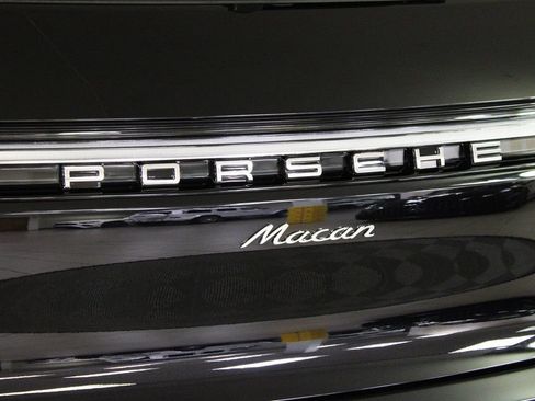 Certified 2025 Porsche Macan AWD/4WD image 13