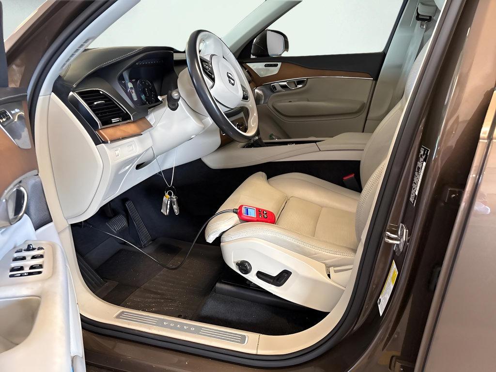 Used 2017 Volvo XC90 T6 Inscription w/ Vision Package AWD/4WD image 3