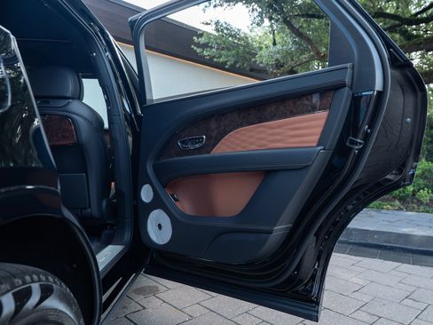 Certified 2025 Bentley Bentayga Extended Wheelbase AWD/4WD image 18