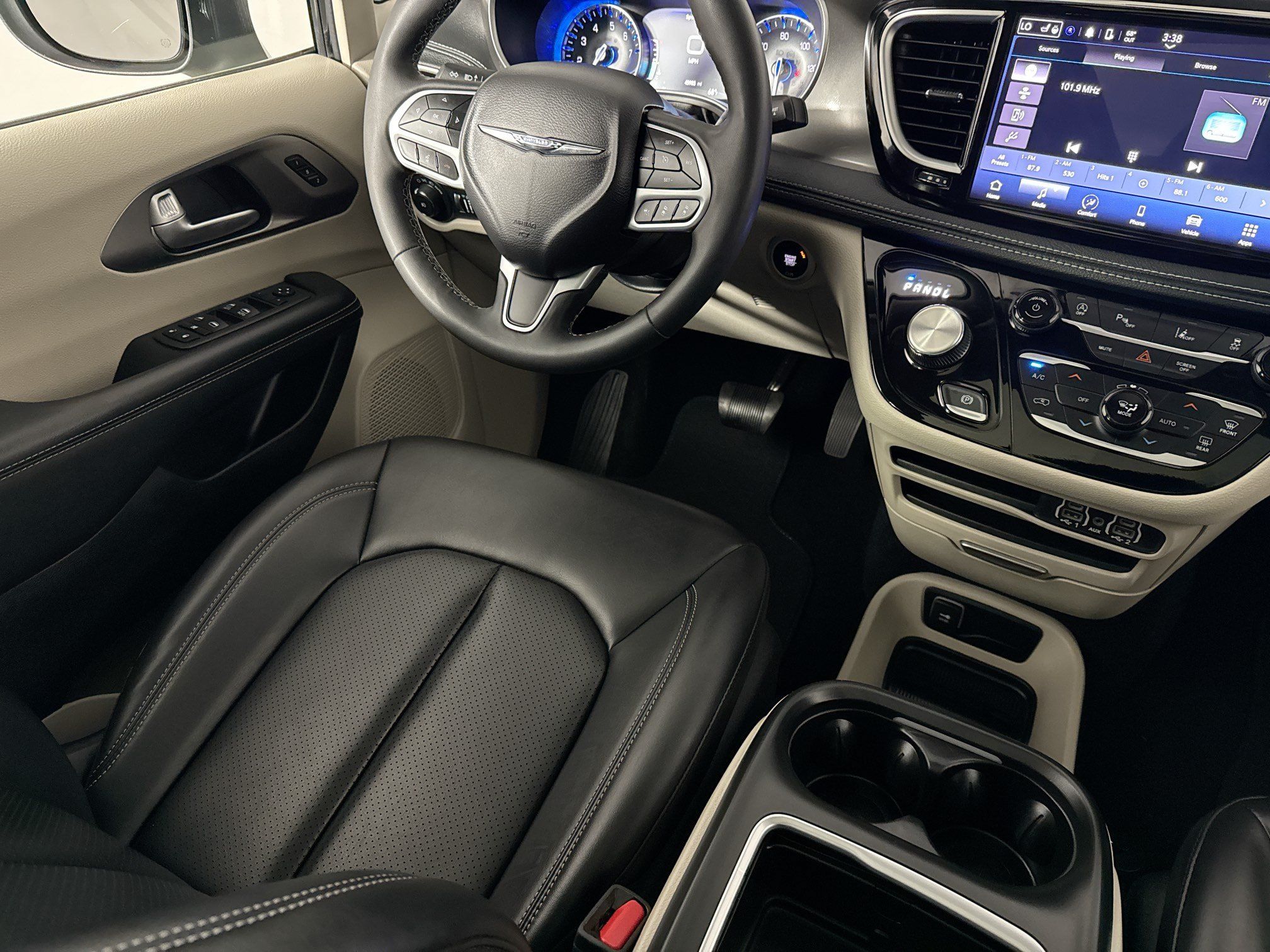Used 2023 Chrysler Pacifica Touring-L AWD/4WD image 33
