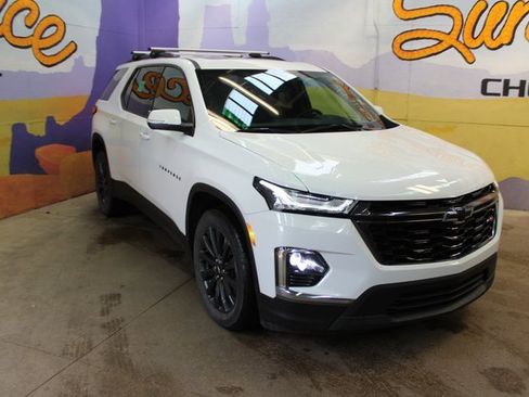 Used 2023 Chevrolet Traverse RS image 2