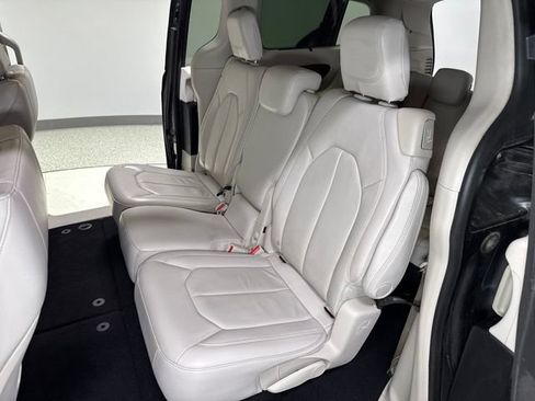 Used 2017 Chrysler Pacifica Touring-L FWD image 2