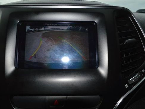 Used 2019 Jeep Cherokee Latitude w/ Popular Appearance Group image 17