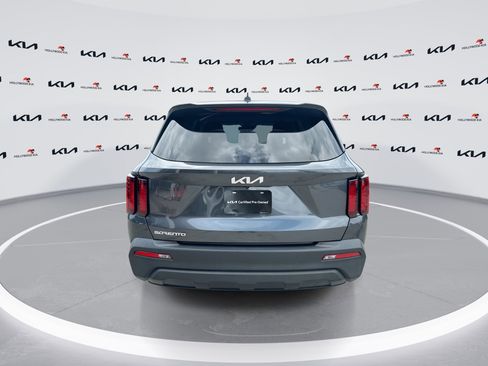 Used 2023 Kia Sorento LX image 7