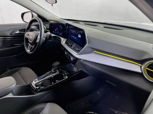 Used 2025 Chevrolet Trax LT w/ LT Convenience Package FWD image 27