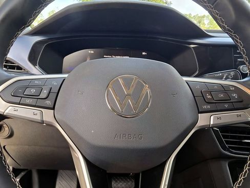 Certified 2024 Volkswagen Taos SE FWD image 23