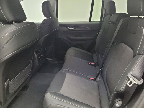 Used 2023 Jeep Grand Cherokee Laredo AWD/4WD image 18