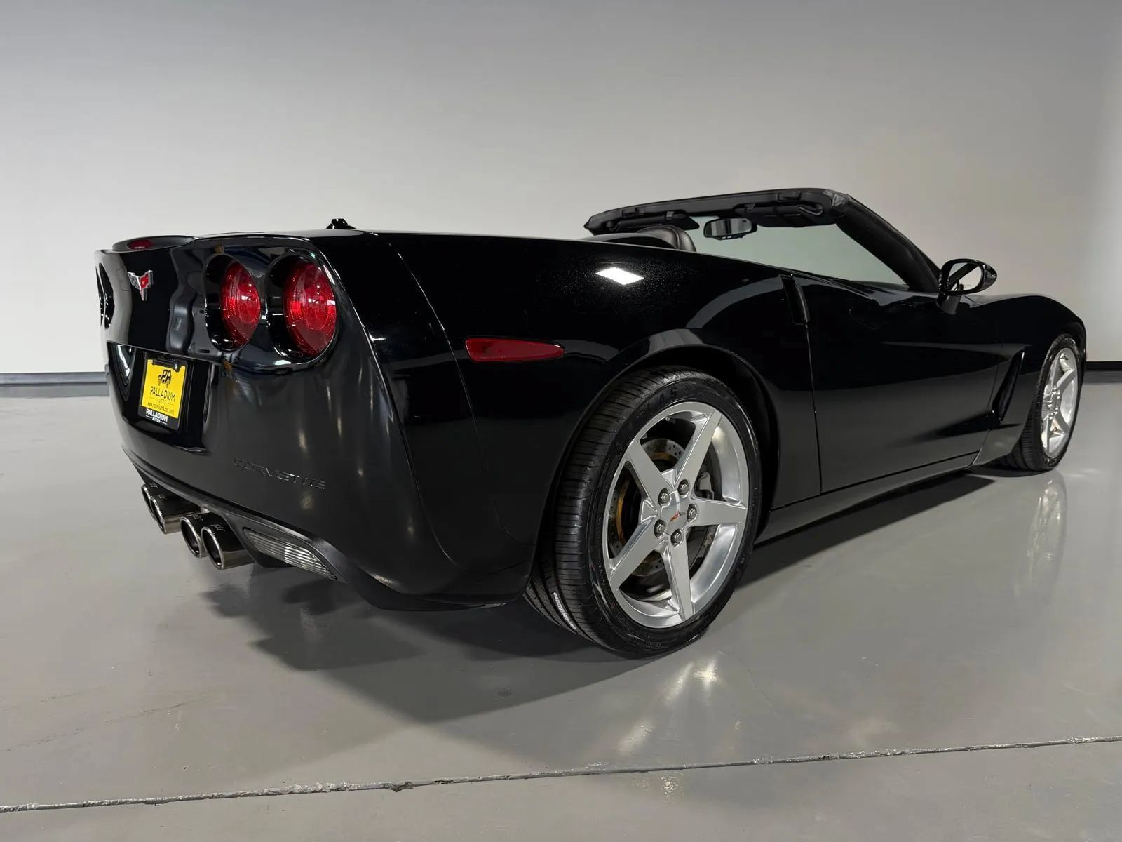 Used 2005 Chevrolet Corvette Coupe w/ Preferred Equipment Group RWD image 4