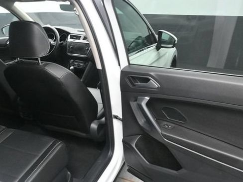 Used 2021 Volkswagen Tiguan SE w/ Panoramic Sunroof Package AWD/4WD image 9