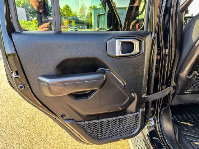 Used 2020 Jeep Gladiator Rubicon w/ LED Lighting Group AWD/4WD image 15