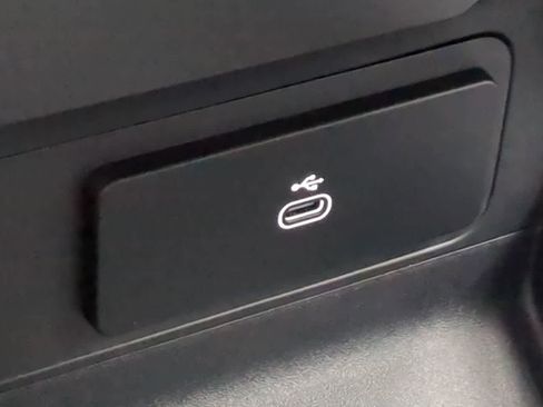 Used 2025 Land Rover Defender 110 S image 33