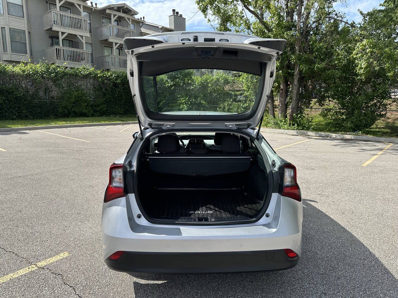 Used 2022 Toyota Prius LE FWD image 5