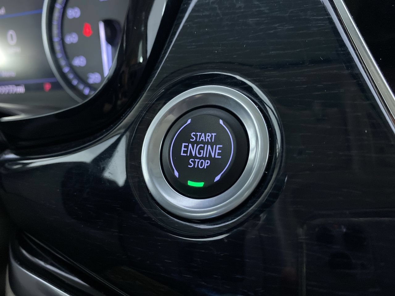Used 2024 Cadillac XT6 Premium Luxury w/ Technology Package FWD image 9