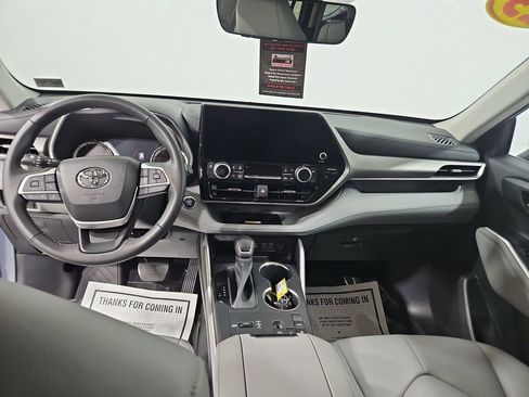 Used 2023 Toyota Highlander XLE FWD image 13