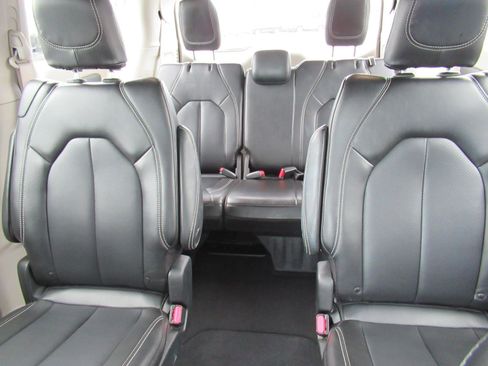 Used 2023 Chrysler Pacifica Touring-L FWD image 32
