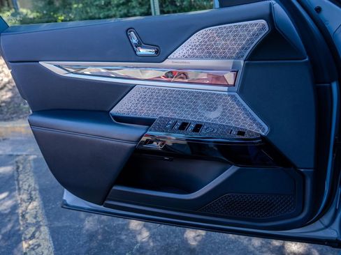 Used 2023 BMW 740i image 16