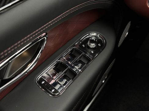 Used 2025 Bentley Bentayga image 12