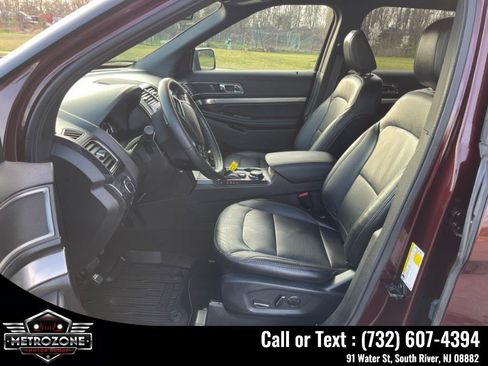 Used 2018 Ford Explorer XLT w/ Equipment Group 202A AWD/4WD image 12