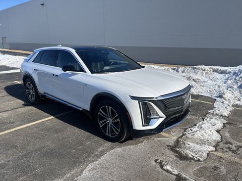 Used 2024 Cadillac Lyriq Luxury image 8