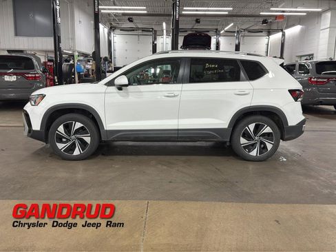 Used 2025 Volkswagen Taos SE AWD/4WD image 1