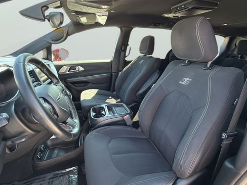 Used 2019 Chrysler Pacifica Touring Plus w/ S Appearance Package FWD image 23