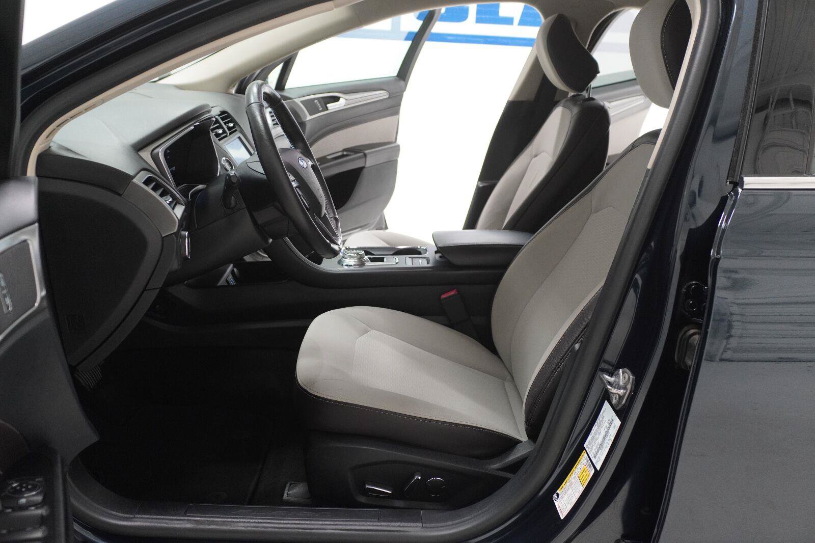 Used 2020 Ford Fusion SE w/ Equipment Group 151A FWD image 9